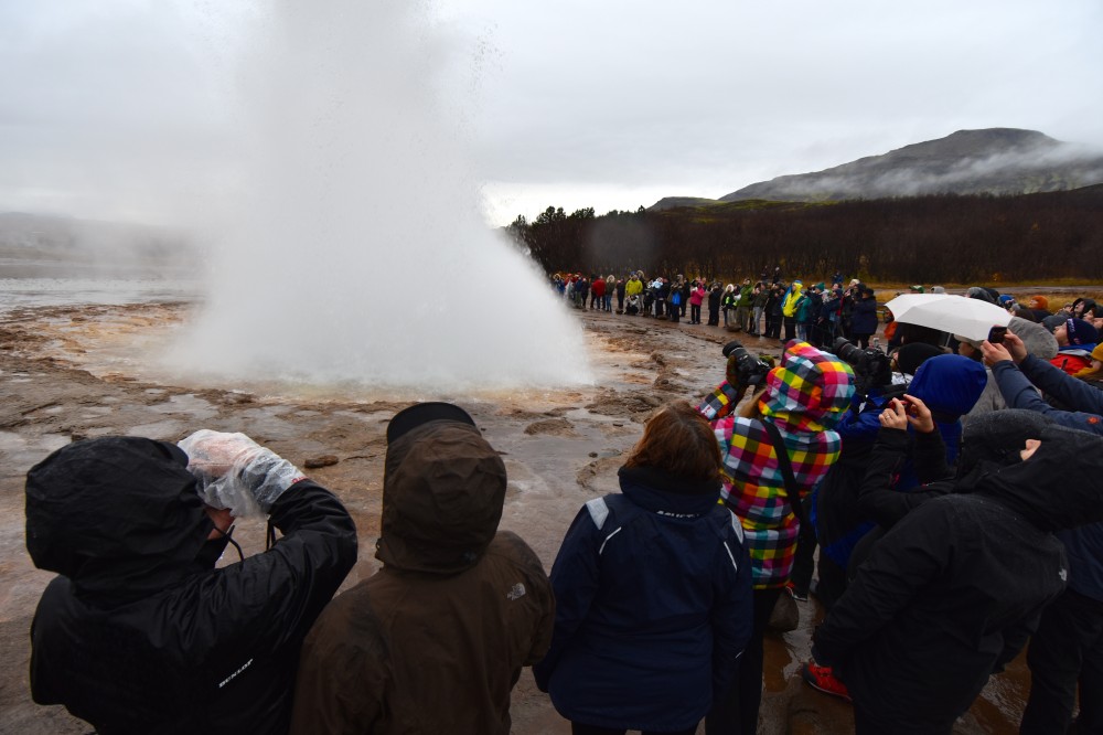 Busloads after busloads with tour groups are circulating around the Geysir waiting for the discharge of water ejected turbulently and accompanied by steam. It is surely among the world’s most spectacular views. (Thomas Nilsen / The Independent Barents Observer)