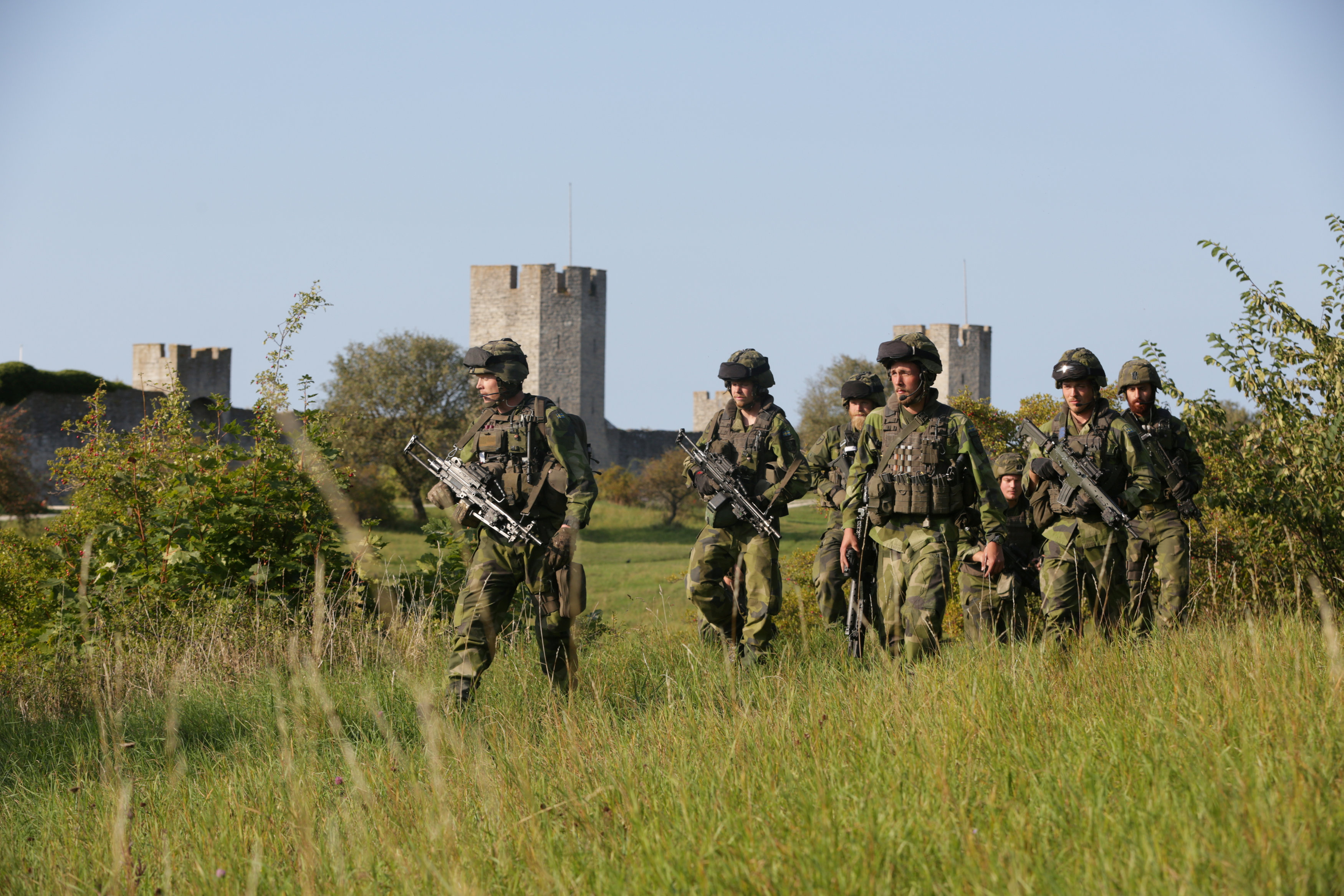 Swedish military patrol outside Visby, island of Gotland, Sweden September 14, 2016. TT News Agency/Soren Andersson/ via REUTERS.