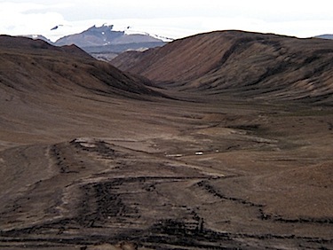 A view to the mountains and glaciers that characterize Axel Heiberg Island in Nunavut's High Arctic. (Nunatsiaq News file photo)